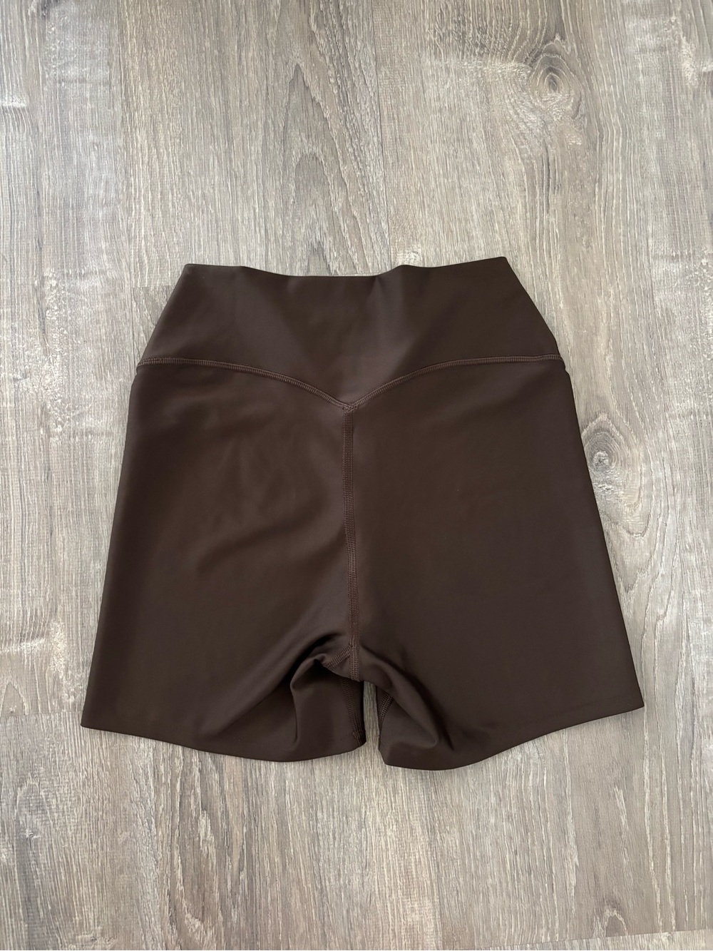 Alo Yoga 5" Airlift Energy Espresso Biker Shorts (M) - Picture 6 of 7